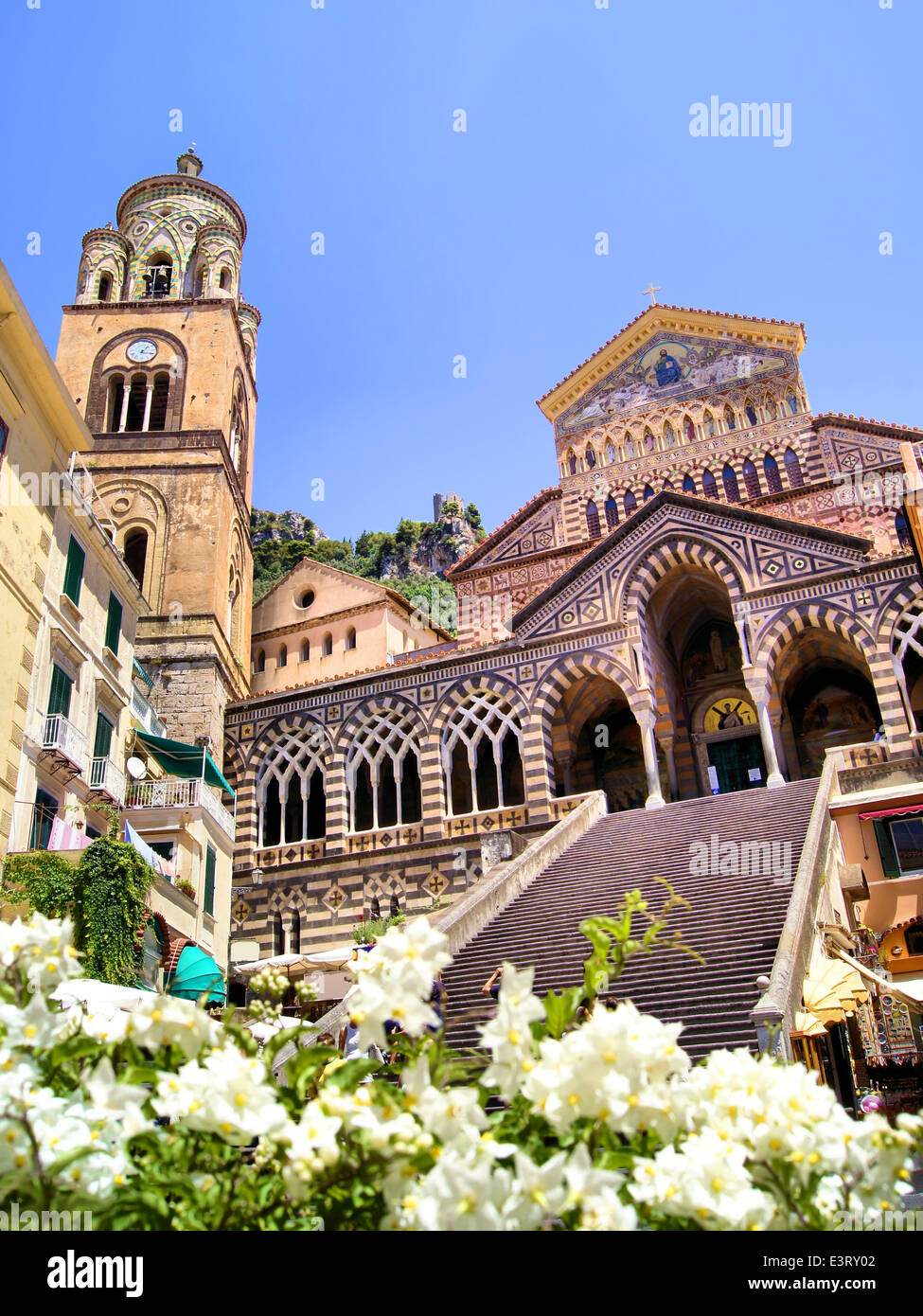 La Cathédrale d'Amalfi orné de fleurs, Italie Banque D'Images
