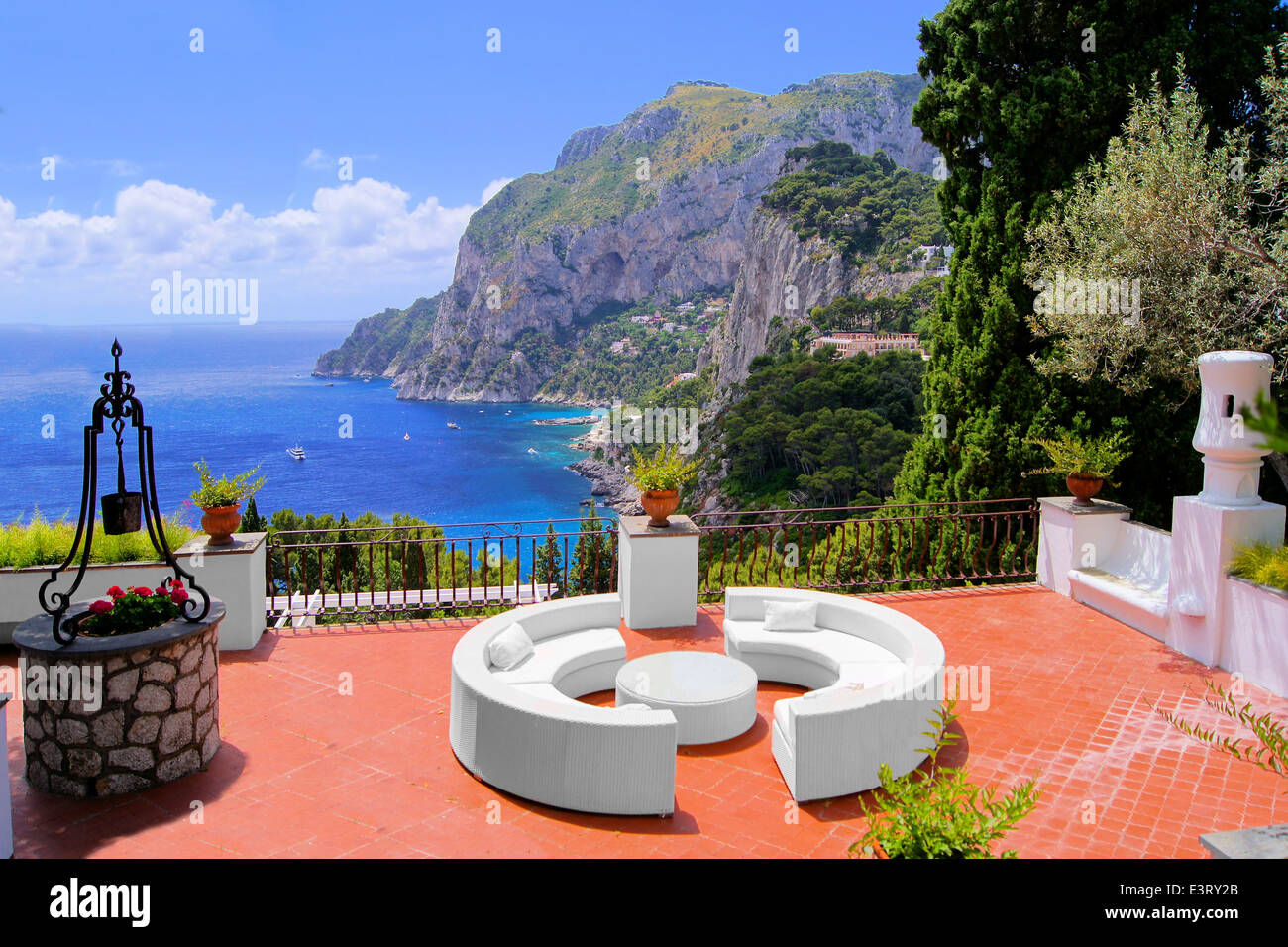Vue depuis une terrasse de luxe sur l'île de Capri, Italie Banque D'Images