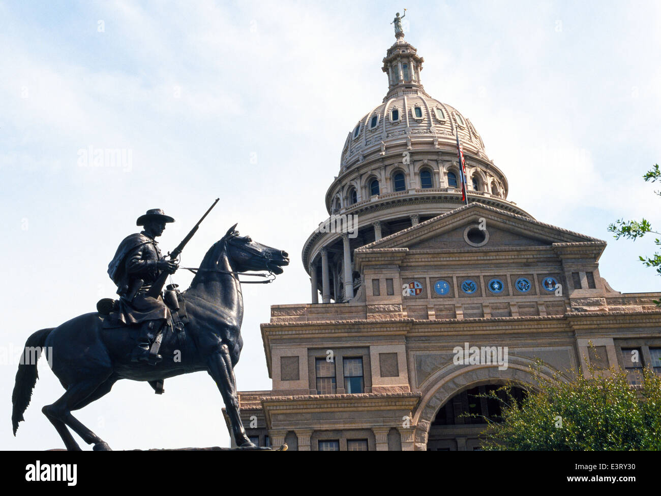 Une statue en bronze d'un cheval et le cavalier fait face à l'imposant bâtiment du Capitole de l'État du Texas à Austin, Texas, USA. Banque D'Images