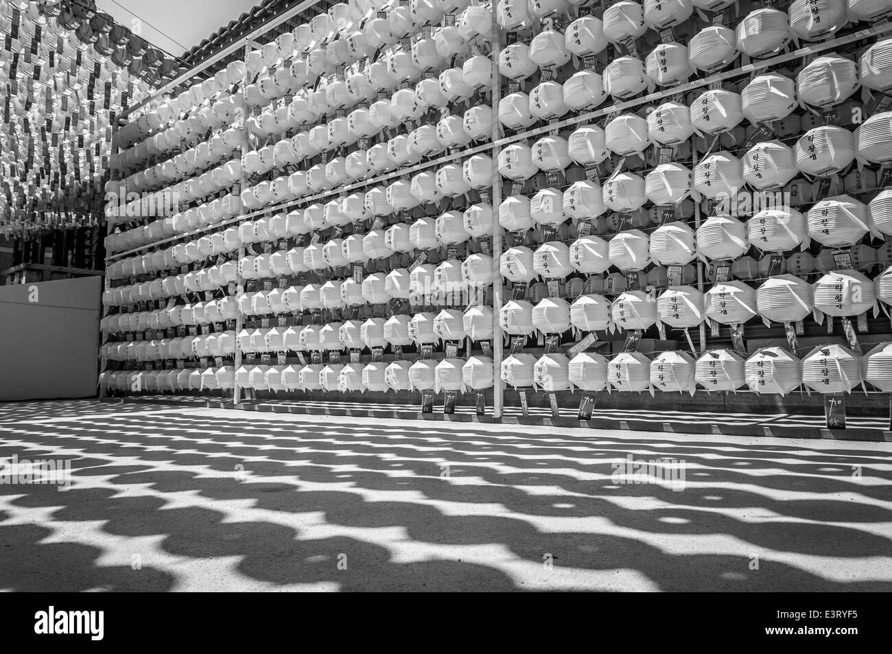 Des centaines de lanternes en papier accroché au Temple Jogyesa à Séoul avant la naissance de Bouddha. Banque D'Images