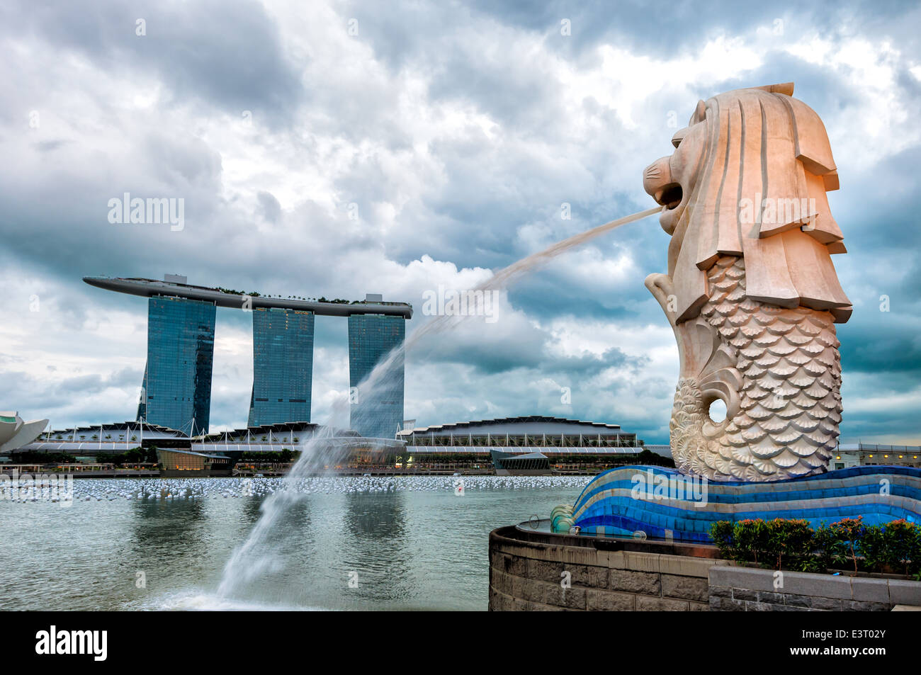 La fontaine du Merlion et Marina Bay Sands Hotel à Singapour en début de soirée. Banque D'Images