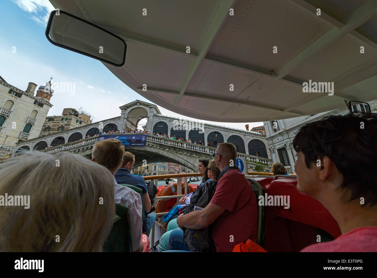 Les passagers sur un vaporetto approche le Pont du Rialto sur le Grand Canal à Venise Italie Banque D'Images