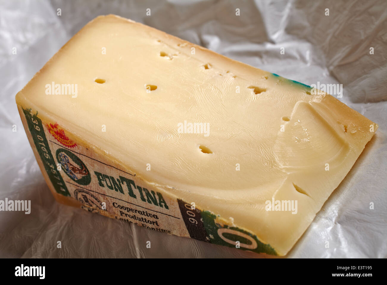 Un morceau de fromage Fontina Italienne Banque D'Images
