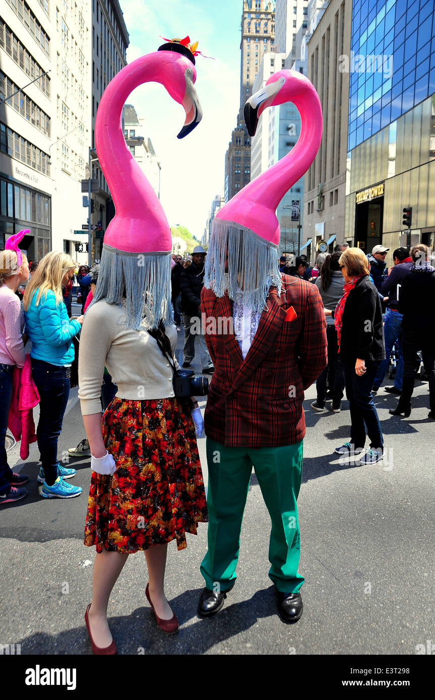 NYC : chapeaux flamingo sportives à l'Easter Parade annuelle sur la  Cinquième Avenue * Photo Stock - Alamy