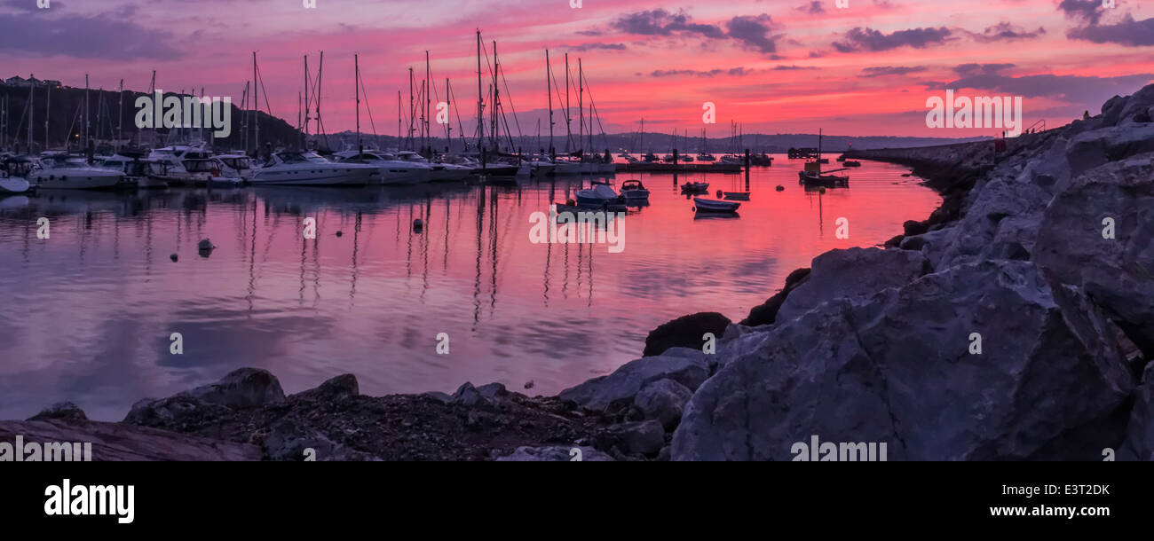 Brixham marina et brise-lames prise à la fin de la journée la plus longue Banque D'Images