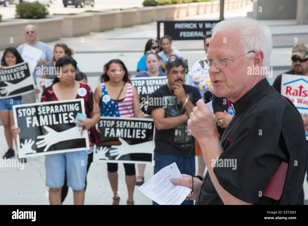 Detroit, Michigan, USA. Militants des droits de l'Immigrant rally à l'Édifice Fédéral, demandant au Président Obama de mettre fin à l'expulsion et la séparation des familles. Le révérend pasteur luthérien Jack Eggleston parle à la manifestation. Crédit : Jim West/Alamy Live News Banque D'Images