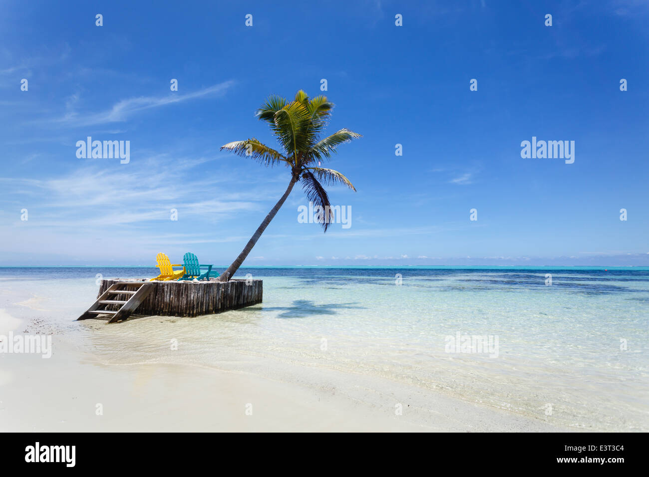 Plage paradisiaque tropicale relaxante isolée avec sable blanc, palmier et deux chaises de plage qui vous attendent Banque D'Images