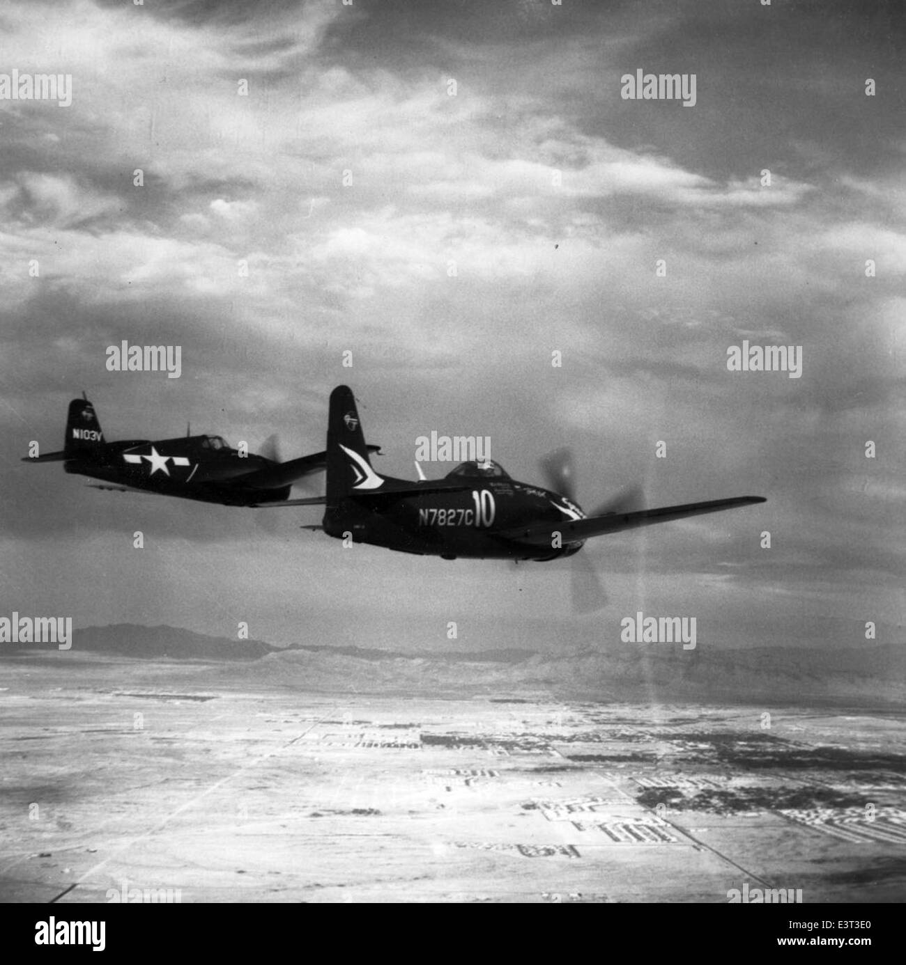 La collection Charles M. Daniels présente des photos emblématiques des avions Grumman, dont le F6F Hellcat et le F8F Bearcat, deux des plus importants chasseurs navals de la IIe Guerre mondiale. Les photos documentent les variantes F6F-3 et F8F-2, illustrant leur contribution aux opérations de la marine américaine. La collection souligne l'héritage de l'impact de Grumman sur l'aviation navale pendant et après la seconde Guerre mondiale. Banque D'Images