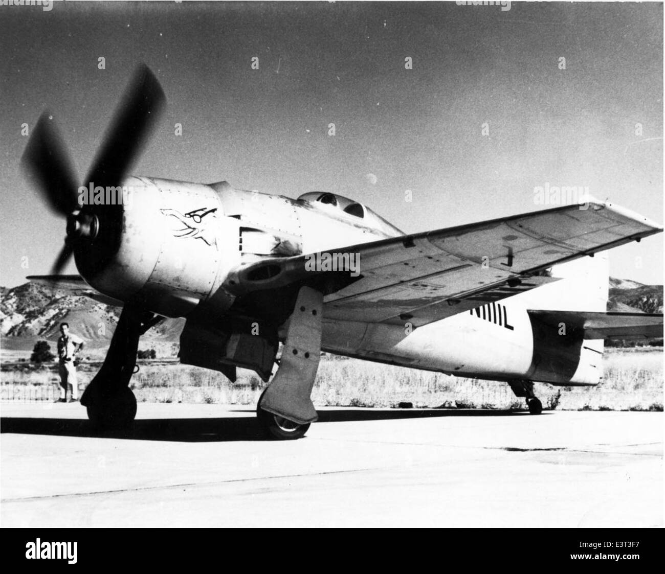 Cette photo de la collection Charles M. Daniels montre le Grumman F8F Bearcat, utilisé dans les courses aériennes. Il comprend le modèle G-58 et le moteur double Wasp de l'avion, soulignant son rôle dans l'histoire de la course Conquest I et des courses aériennes. Banque D'Images
