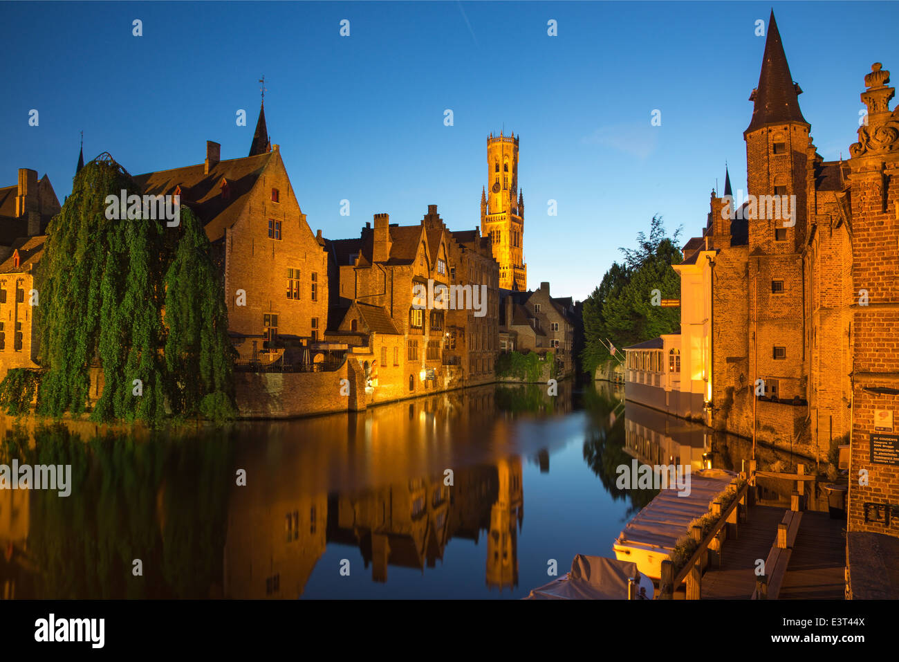 Brugge - Vue de la Rozenhoedkaai à Bruges avec le Perez de Malvenda house et Belfort van Brugge Banque D'Images