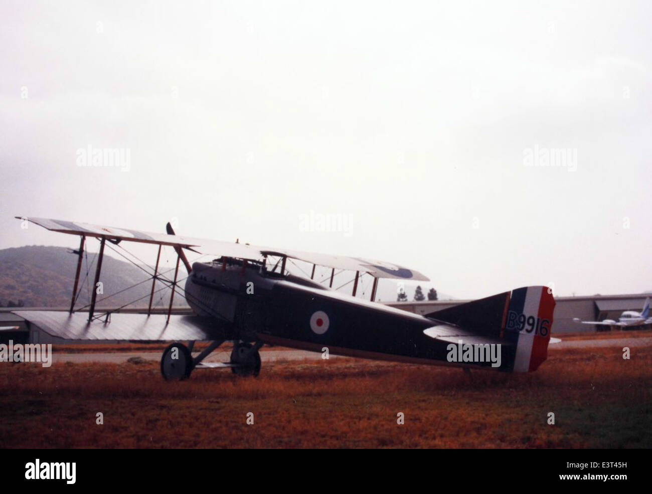 Le SPAD VII était un avion de chasse français de la première Guerre mondiale, reconnu pour sa vitesse et sa force. Il fut l'un des chasseurs les plus réussis de la guerre, utilisé par plusieurs forces alliées, dont la France et les États-Unis, remportant de nombreuses victoires en combat aérien. Banque D'Images