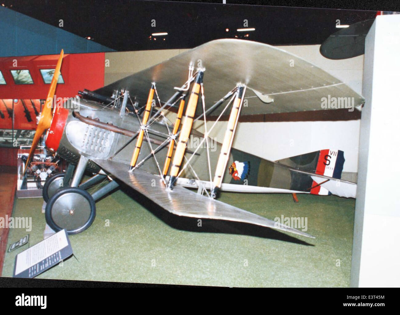 Le SPAD S. VII était un avion de chasse biplan français utilisé pendant la première Guerre mondiale connu pour sa robustesse et sa vitesse, le SPAD S. Le VII fut l'un des avions les plus efficaces de la guerre. Il a été utilisé par plusieurs pilotes alliés, dont le célèbre as Georges Guynemer, et a contribué de manière significative aux batailles aériennes du front occidental. Banque D'Images