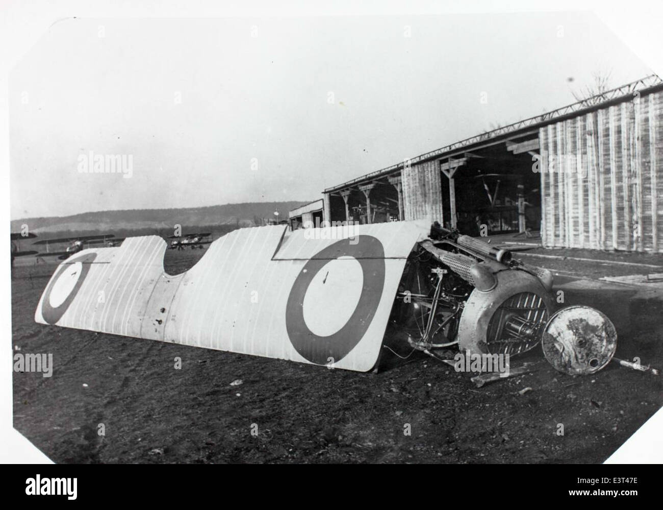 Le SPAD S. Le VII était un avion de chasse français de la première Guerre mondiale, connu pour sa robustesse et son succès au combat. Il a été utilisé par plusieurs forces alliées, fournissant la supériorité aérienne pendant la guerre. L'avion était largement considéré pour sa fiabilité et son efficacité au combat. Banque D'Images