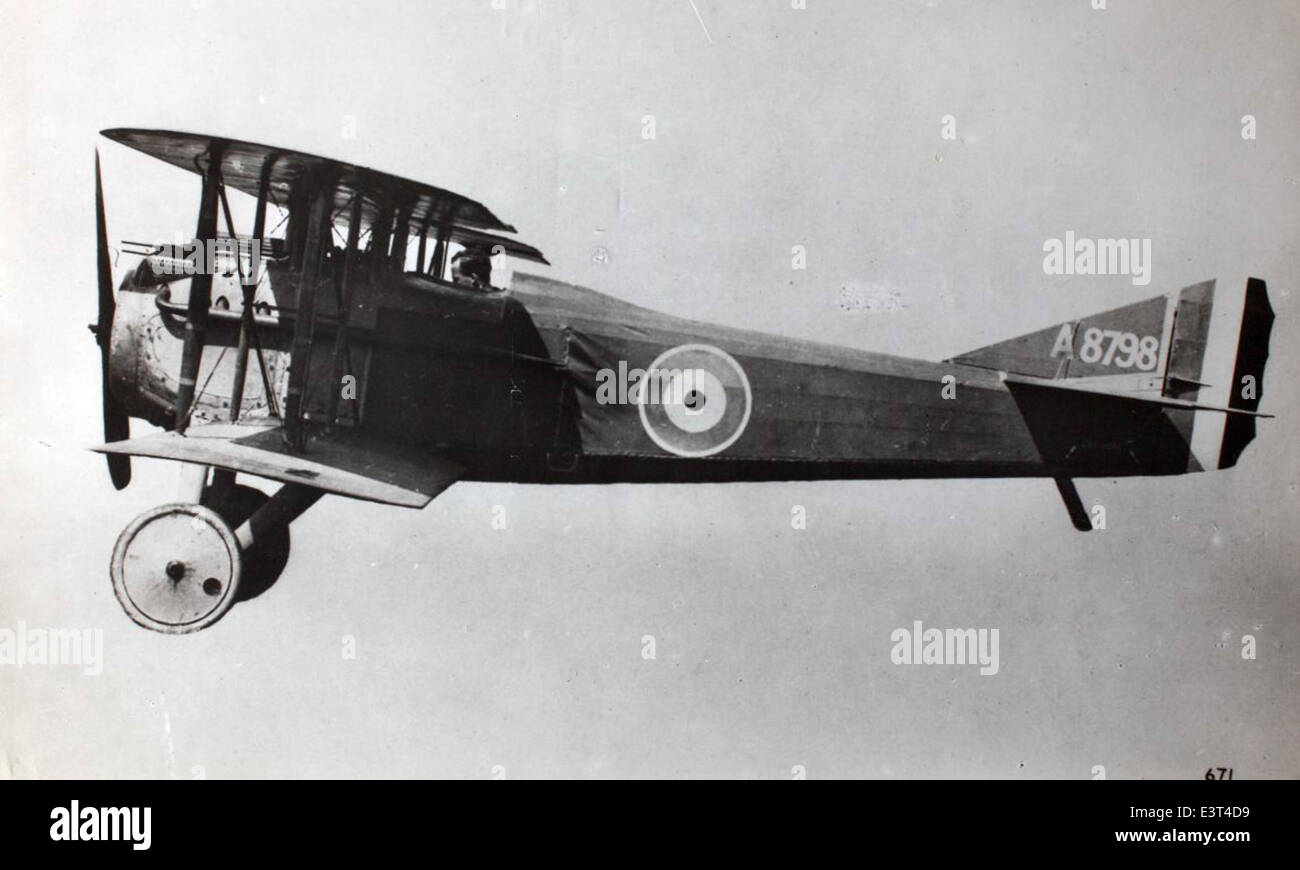 Le SPAD VII était un avion de chasse biplan français développé pendant la première Guerre mondiale réputé pour sa vitesse et sa puissance de feu, il a joué un rôle clé dans le combat aérien sur le front occidental. La conception robuste de l'avion en fait l'un des chasseurs les plus réussis de son temps, en particulier dans les combats contre les avions allemands. Banque D'Images