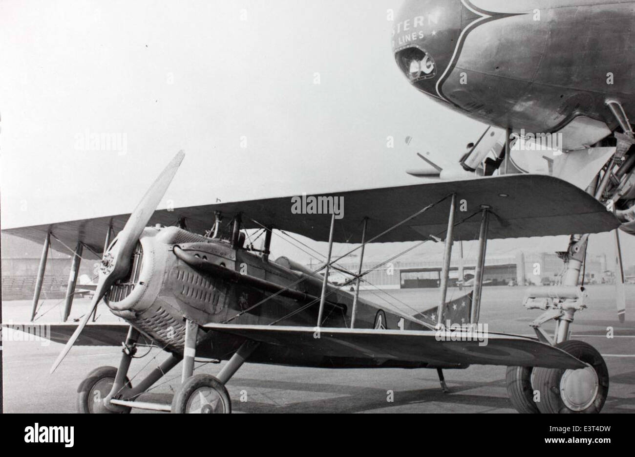 Le SPAD VII était un avion de chasse français utilisé pendant la première Guerre mondiale, tandis que le Lockheed Constellation était un avion de ligne civil utilisé par Eastern Air Lines. Les deux représentent des phases distinctes de l'histoire de l'aviation — militaire et commerciale. Banque D'Images