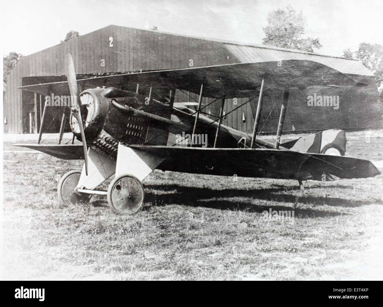 Le SPAD XIII (S.12) était un avion de chasse français utilisé pendant la première Guerre mondiale. Il était l'un des chasseurs les plus réussis de la guerre, connu pour sa vitesse, sa puissance de feu et sa stabilité. Il a joué un rôle clé dans la supériorité aérienne des Alliés pendant le conflit. Banque D'Images