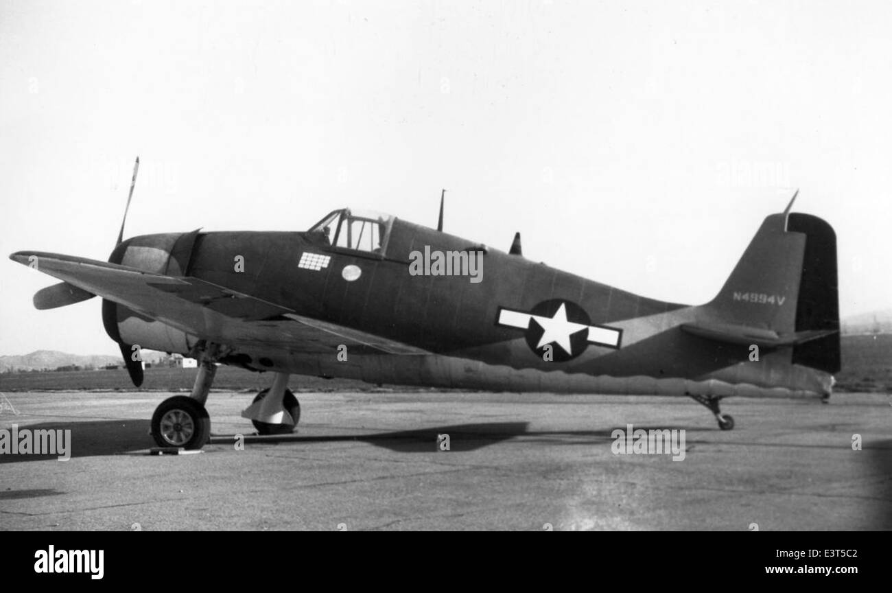 Cette image de la collection Charles M. Daniels présente le Grumman F6F Hellcat, BuNo 93879, un chasseur à porte-avions largement utilisé pendant la seconde Guerre mondiale. La variante F6F-5 a joué un rôle déterminant dans le théâtre Pacifique, contribuant à la défaite de la flotte japonaise. Banque D'Images