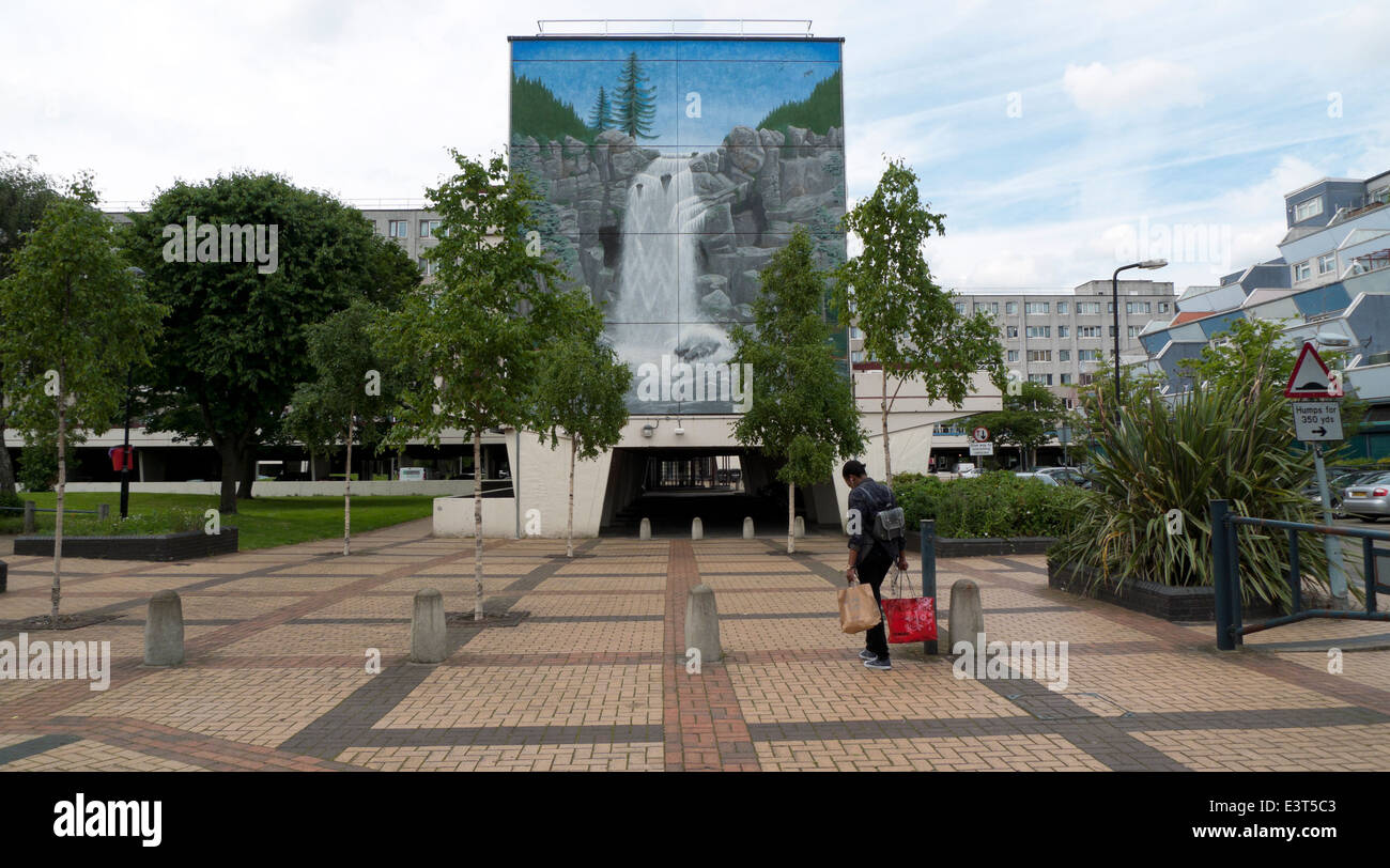 Peinture d'une cascade sur Broadwater Farm Housing Estate à Tottenham Haringey North London UK KATHY DEWITT Banque D'Images