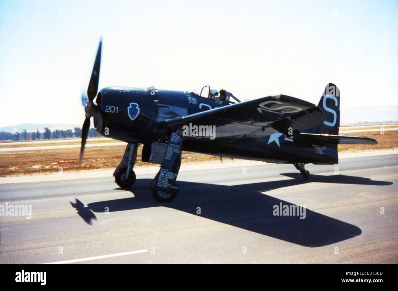 Cette photo de la collection Charles M. Daniels montre le Grumman F8F Bearcat (BuNo 122674) propulsé par le moteur Pratt & Whitney R-2800 double Wasp. C'était l'un des chasseurs à moteur à piston les plus rapides jamais construits. Banque D'Images