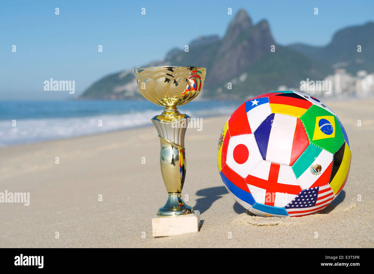 Le Brésil champion soccer trophy avec drapeau d'équipe du football international La plage d'Ipanema Rio de Janeiro Brésil Banque D'Images