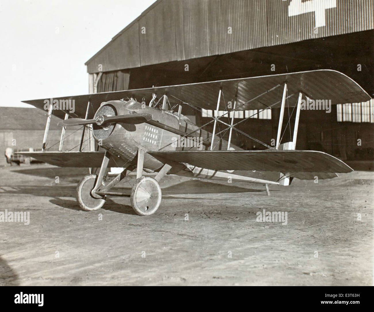 Le SPAD S. VII est un avion de chasse biplan français utilisé pendant la première Guerre mondiale. Il a été l'un des chasseurs les plus réussis de la guerre, connu pour sa robustesse et ses performances élevées dans le combat aérien. Banque D'Images