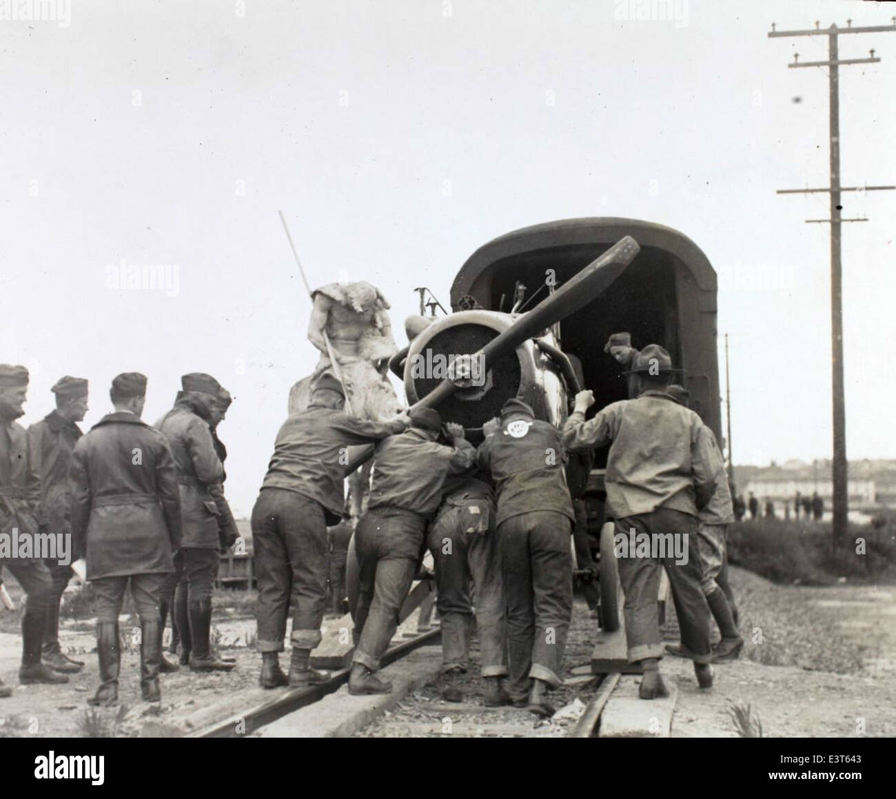Le SPAD VII était un avion de chasse français utilisé pendant la première Guerre mondiale connu pour sa construction robuste et son moteur puissant, le SPAD VII est devenu l'un des chasseurs les plus efficaces et les plus utilisés de la guerre. Il était particulièrement apprécié pour ses performances à grande vitesse et sa capacité à engager des avions ennemis à des altitudes importantes. Banque D'Images