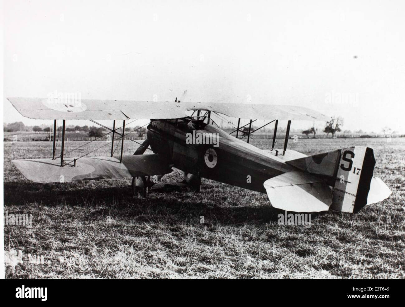 Le SPAD S. Le VII était un avion de chasse biplan français largement utilisé pendant la première Guerre mondiale. Réputé pour sa vitesse et sa puissance de feu, il est devenu l'un des chasseurs les plus réussis de la guerre, contribuant aux victoires alliées dans les airs. Banque D'Images
