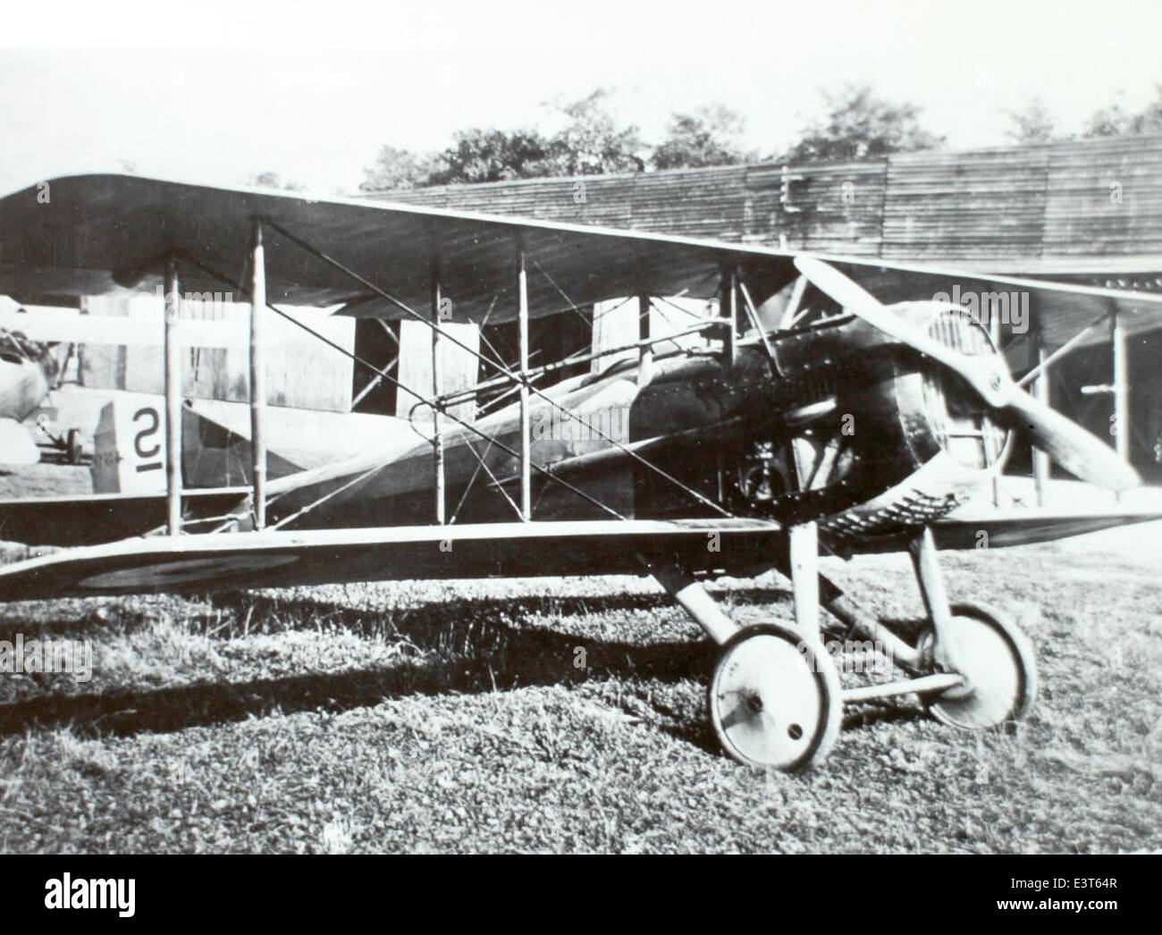 Le SPAD S. Le VII était un avion de chasse biplan français utilisé pendant la première Guerre mondiale. Il était réputé pour sa durabilité, sa vitesse et sa puissance de feu, jouant un rôle clé dans la supériorité aérienne des Alliés pendant le conflit. Banque D'Images