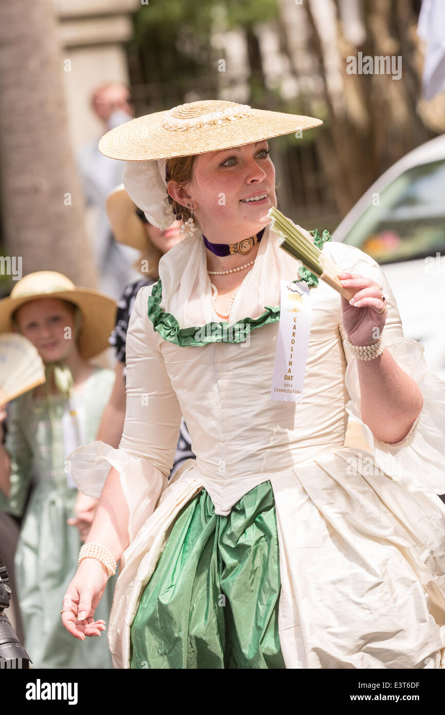 Des femmes habillées en costume d'un compte rendu de réunion de mars pour célébrer la Journée de la rue Caroline 28 juin 2014 à Charleston, SC. Carolina jour célèbre le 238e anniversaire de la victoire américaine à la bataille de Sullivan's Island au cours de la Royal Navy et l'armée britannique. Banque D'Images