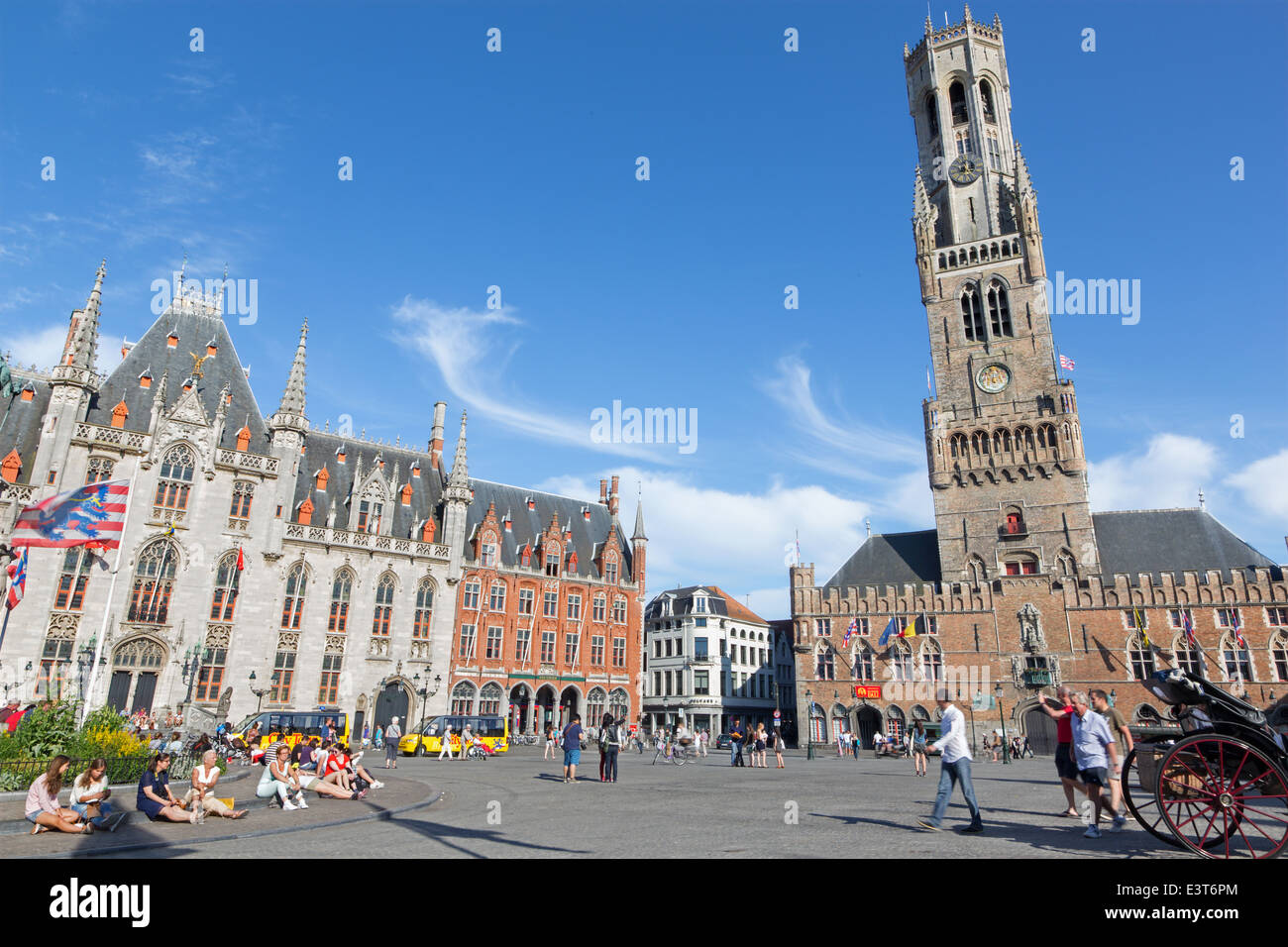 BRUGGE, BELGIQUE - le 13 juin 2014 : Grand Place avec le Beffroi van Brugge et Provinciaal Hof bâtiment. Banque D'Images