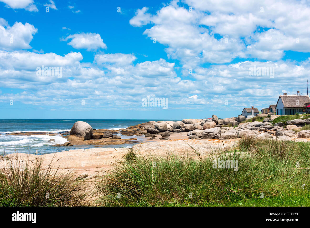 La plage de Punta del Diablo, lieu touristique très populaire en Uruguay Banque D'Images