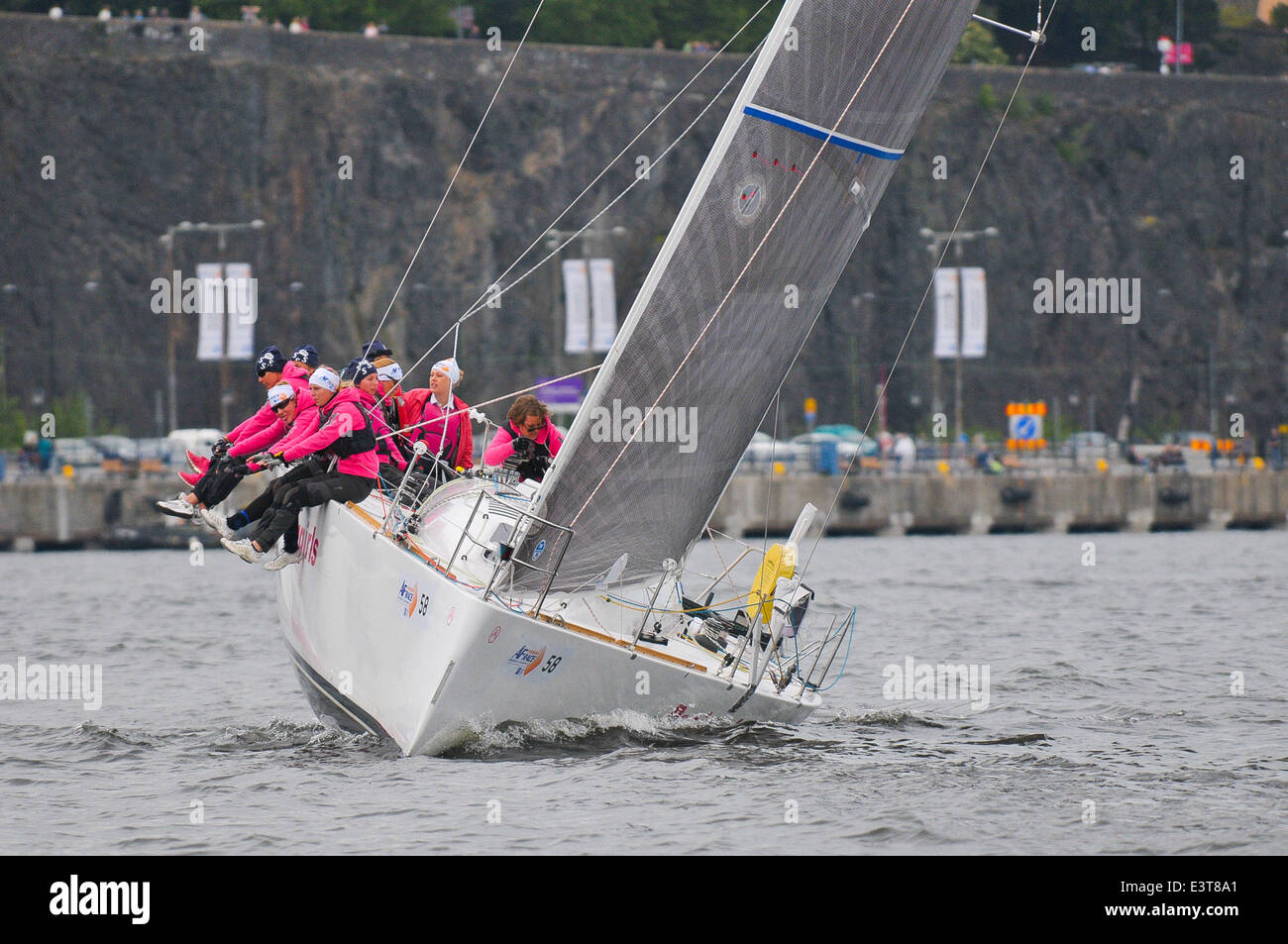 Stockholm, Suède Royal Yacht Club. 28 Juin, 2014. Un voilier est en concurrence dans le lnshore AF Race, organisée par le Yacht Club Royal de Suède, dans le centre de Stockholm, le 28 juin 2014. Quelque 300 voiliers de toute l'Europe se sont réunies sur l'île de Skeppholmen dans le centre de Stockholm pour le yacht race sur 26 au 29 juin. Crédit : Rob Schoenbaum/Xinhua/Alamy Live News Banque D'Images