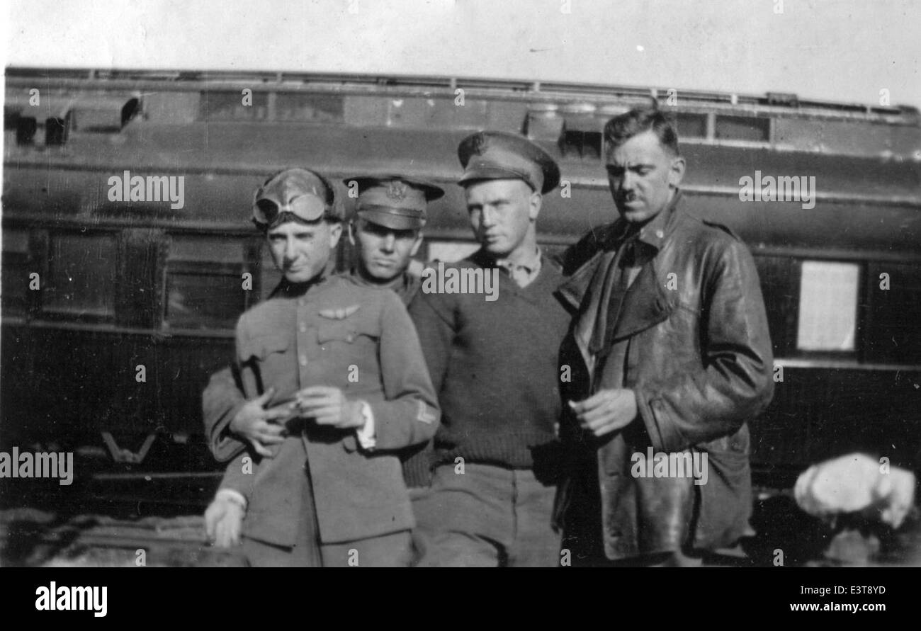 Le Kelly Field Scrapbook 441 documente l'histoire de Kelly Field, un site clé dans le développement de l'aviation au début du XXe siècle. Le scrapbook contient des images et des documents qui reflètent le rôle important du domaine dans l’histoire de l’aviation américaine. Banque D'Images