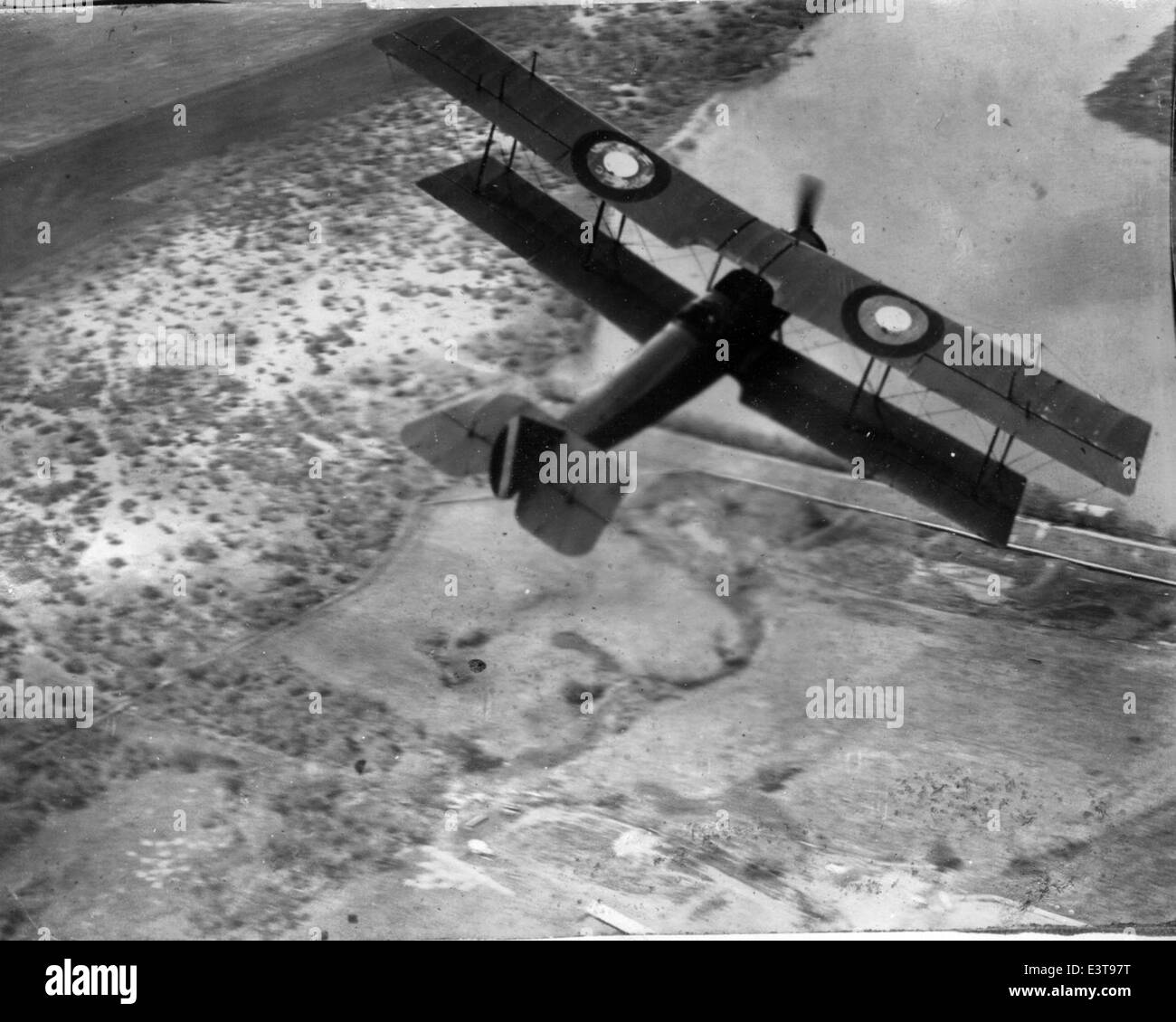 Le Kelly Field Scrapbook 393 documente l'histoire et les opérations à Kelly Field, une base de l'armée de l'air américaine clé pendant la seconde Guerre mondiale. Le scrapbook contient des images et des enregistrements de la formation, des opérations et des progrès de l'aviation. Banque D'Images