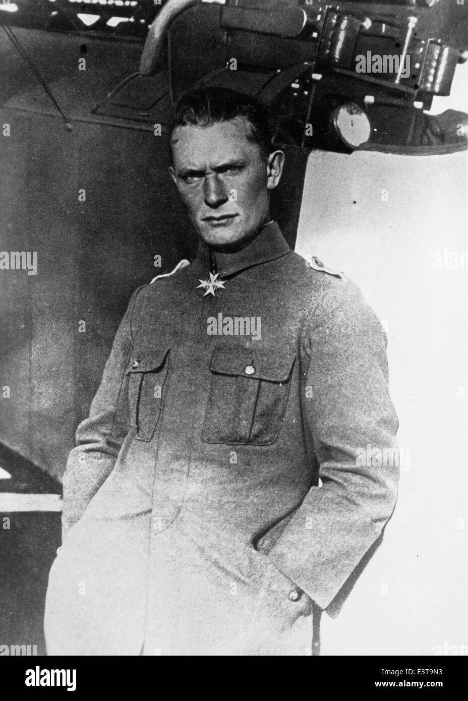 Cette photo, de la collection de Lou Larson, montre Hermann Wilhelm Goring, un as de combat éminent pendant la première Guerre mondiale. Goring a reçu le prix pour le mérite et est devenu célèbre pour son rôle dans l’Allemagne nazie. Banque D'Images