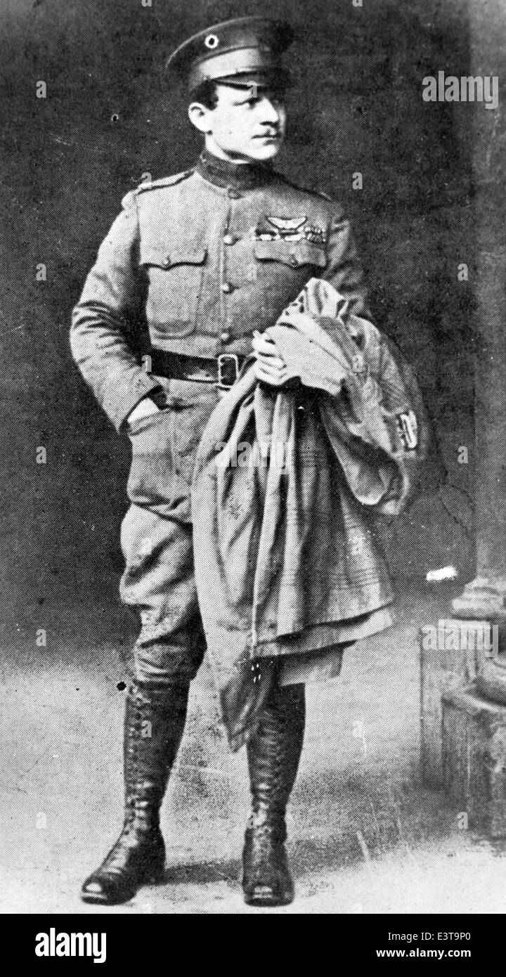 Cette image de la collection Lou Larson montre le chasseur Ace Raoul Lufbery, un aviateur remarquable pendant la première Guerre mondiale Lufbery a été crédité de nombreuses victoires aériennes et a été une figure influente dans l'histoire de l'aviation militaire. Banque D'Images