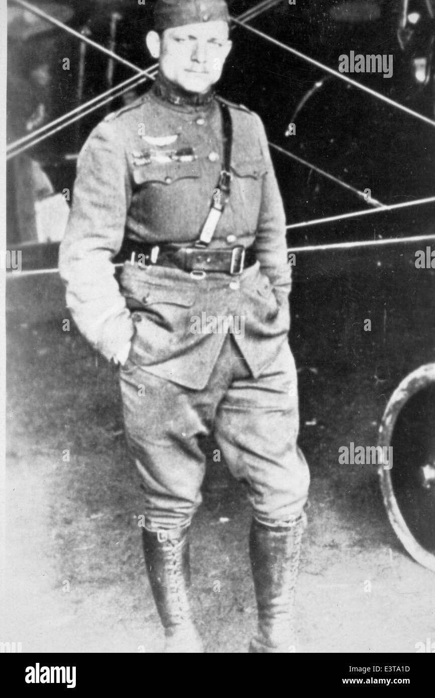 Raoul Lufbery était un as de chasse américain de premier plan pendant la première Guerre mondiale, crédité de 17 victoires aériennes. Connu pour son talent et sa bravoure, il vola pour l'escadrille Lafayette et plus tard pour le 94e escadron aérodynamique. Lufbery est devenu un symbole des premiers combats aériens. Banque D'Images