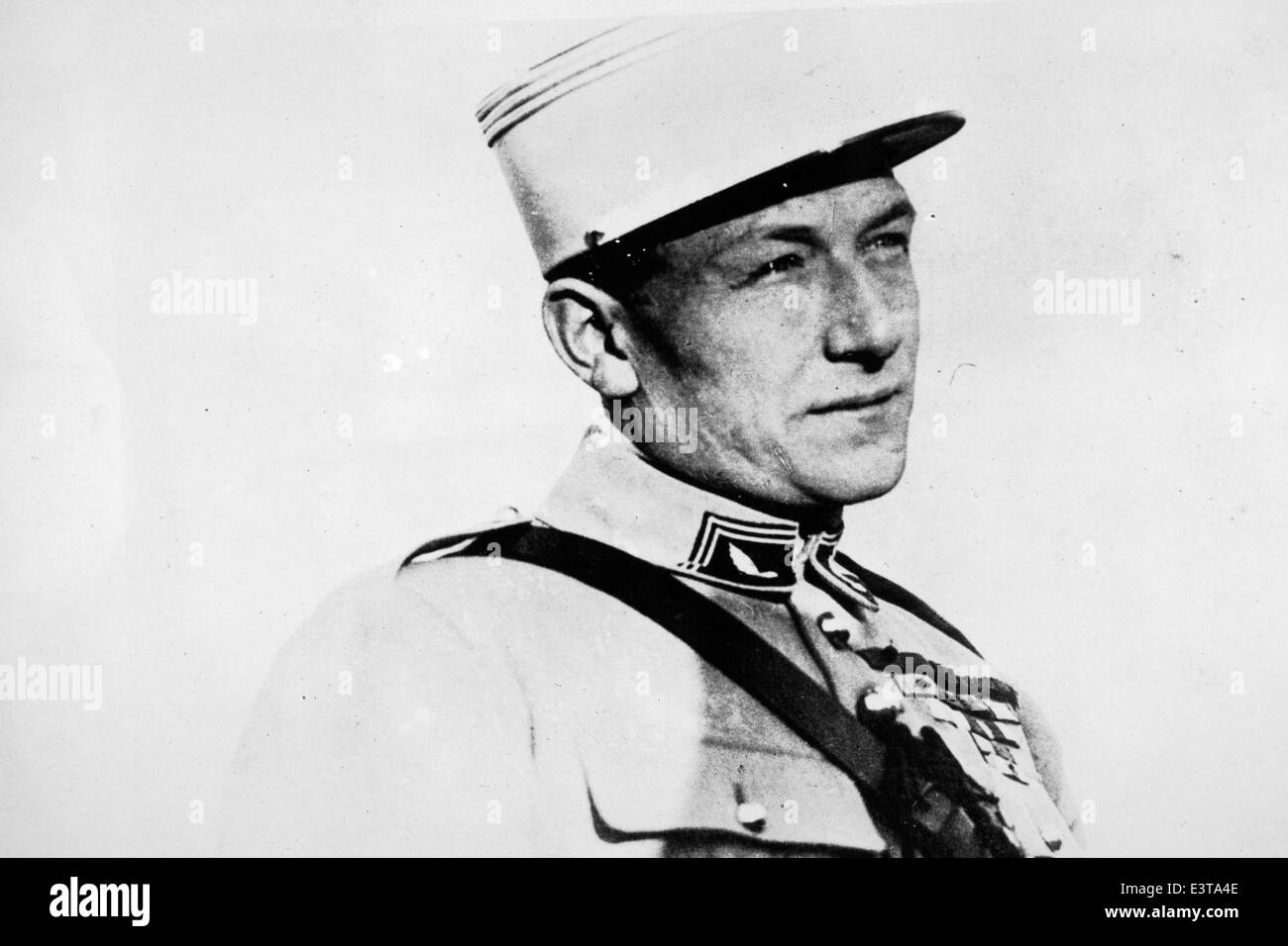 Charles Nungesser était un as de chasse français pendant la première Guerre mondiale, connu pour son combat aérien audacieux et ses nombreuses victoires. Ses contributions à l'effort de l'aviation française ont été significatives, consolidant son héritage comme l'un des aviateurs les plus qualifiés de la guerre. Banque D'Images