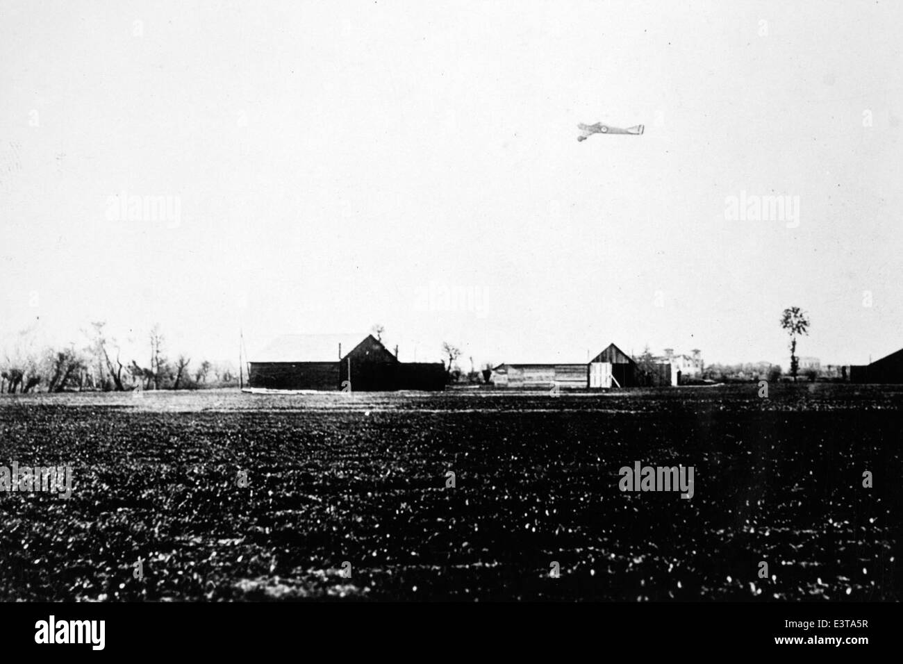 Lou Larson était un pilote américain qui pilotait le chasseur français SPAD VII pendant la première Guerre mondiale. Le SPAD VII était un avion influent dans la guerre, connu pour son rôle dans le combat aérien et les missions de reconnaissance. Banque D'Images
