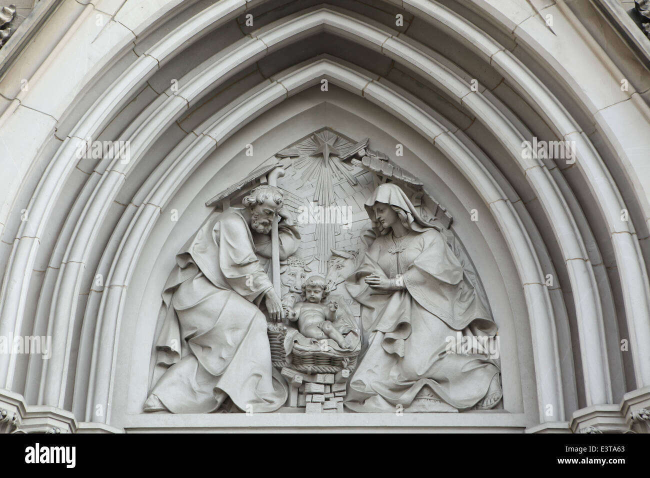 La nativité. Plus de secours néo-gothique de la porte principale de la cathédrale de Saint Venceslas à Olomouc, République tchèque. Banque D'Images