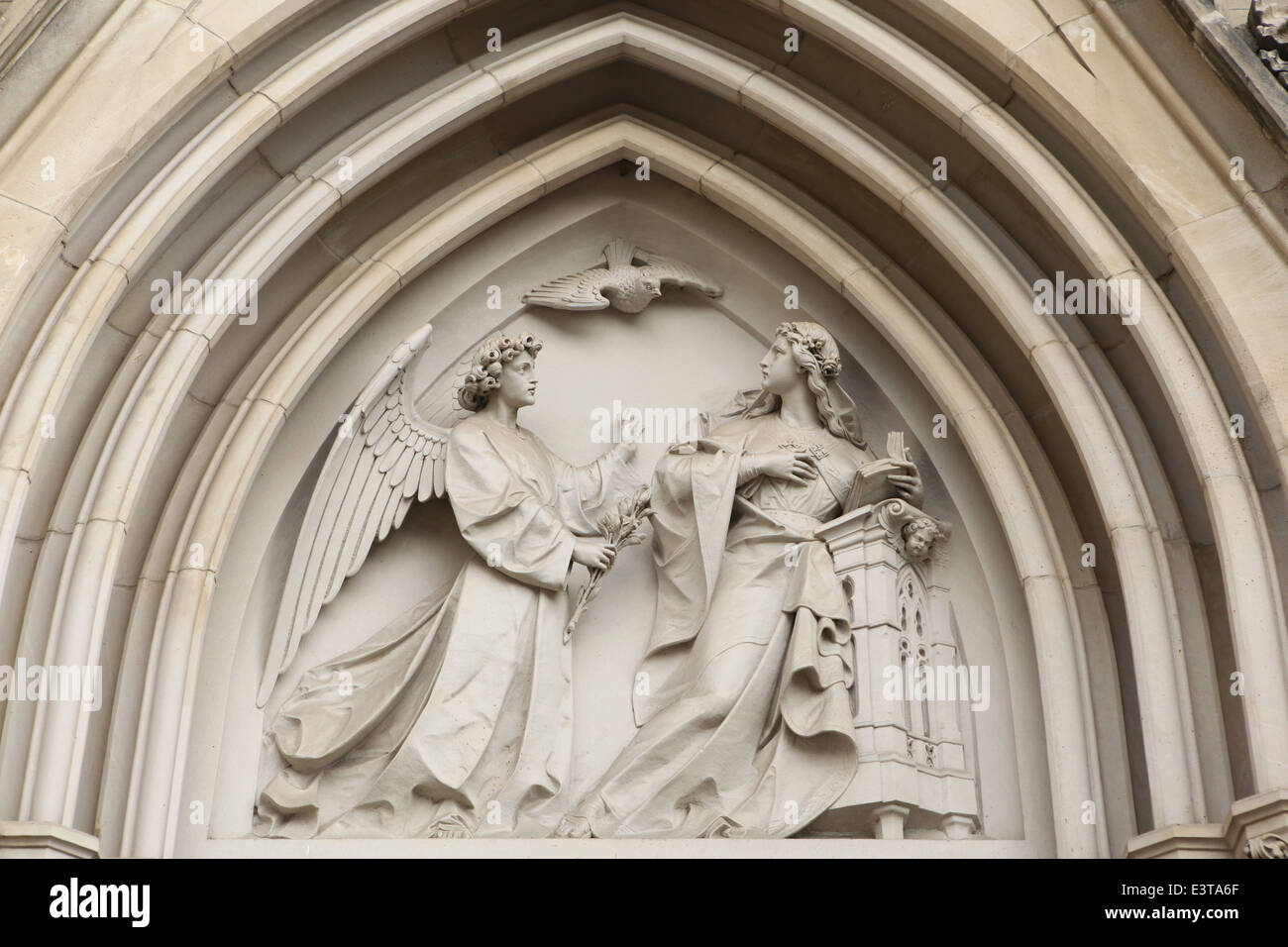 L'Annonciation. Plus de secours néo-gothique de la porte principale de la cathédrale de Saint Venceslas à Olomouc, République tchèque. Banque D'Images
