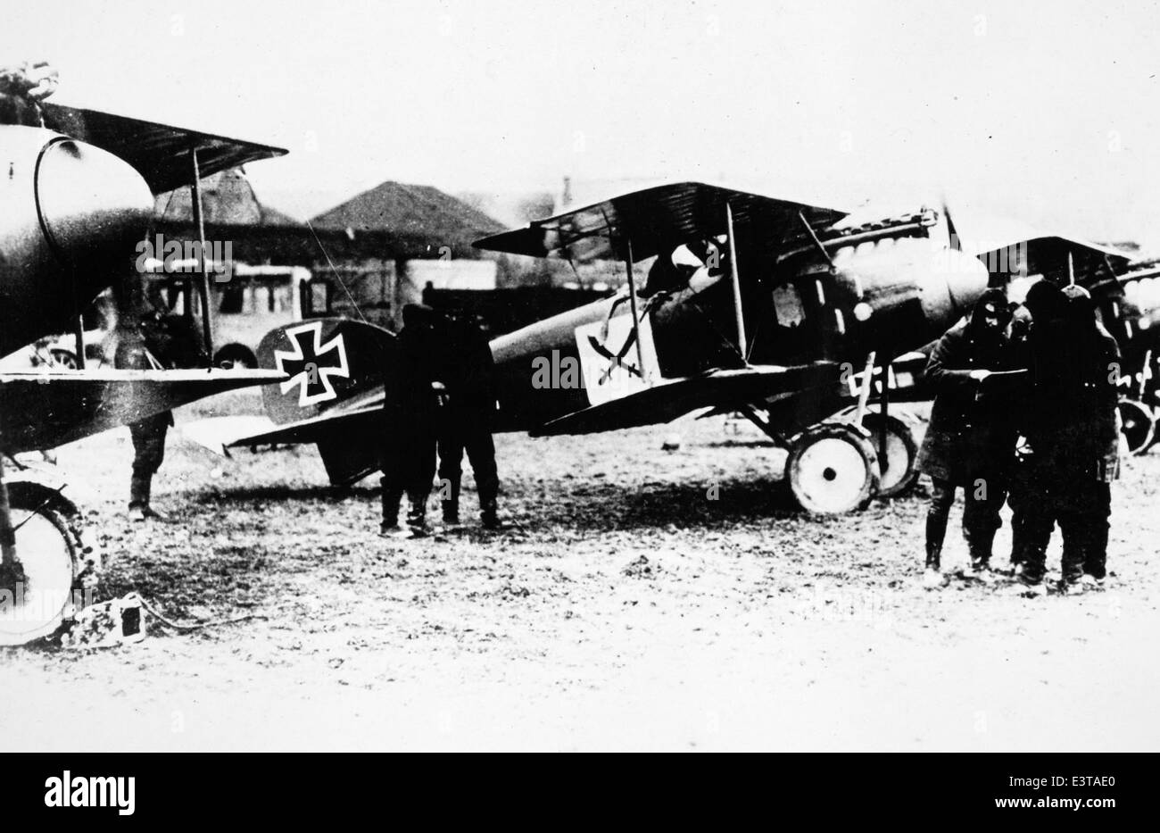 Lou Larson, pilote américain pendant la première Guerre mondiale, pilotait le chasseur SPAD VII. Il a contribué à des missions clés de combat aérien et à des efforts de reconnaissance aérienne, faisant une marque importante sur l'aviation pendant la guerre. Banque D'Images