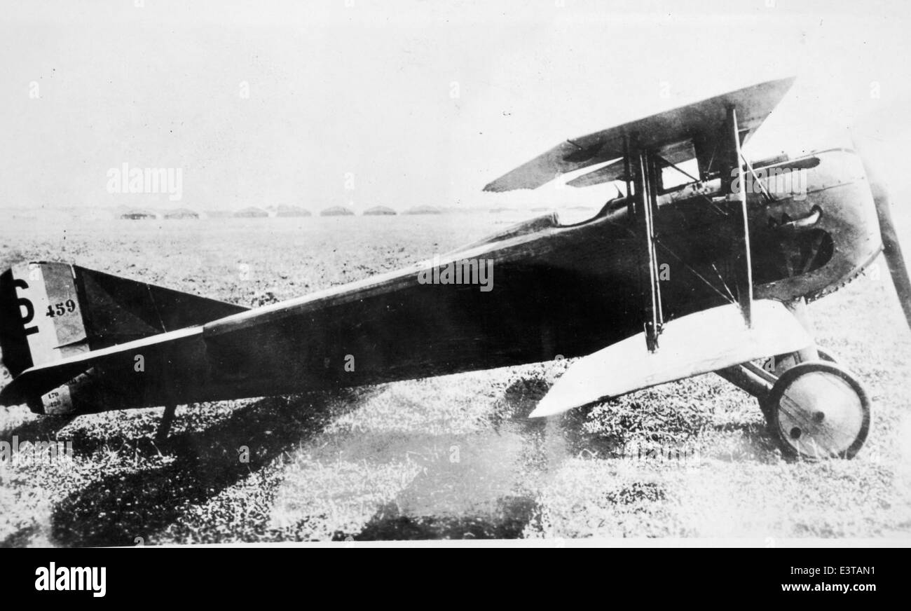 Le SPAD VII, piloté par Lou Larson pendant la première Guerre mondiale, était un avion de chasse français largement utilisé par les forces alliées. Connu pour sa vitesse et sa maniabilité, le SPAD VII a joué un rôle important dans le combat aérien, en particulier sur le front occidental. Larson, un pilote expérimenté, a contribué à son efficacité au combat. Banque D'Images
