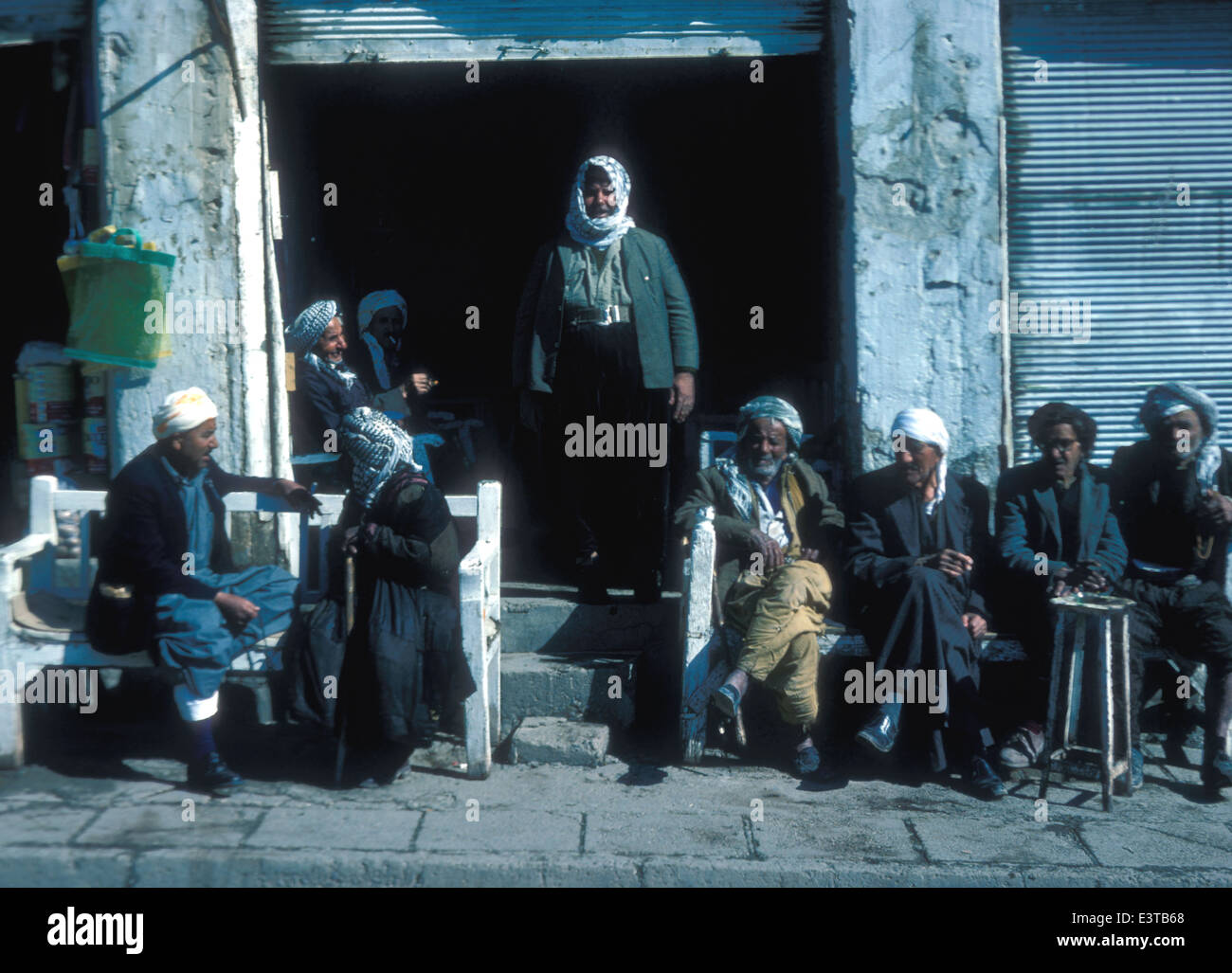 Hommes assis à l'extérieur d'une maison de café à Erbil, Kurdistan, 1980 Banque D'Images