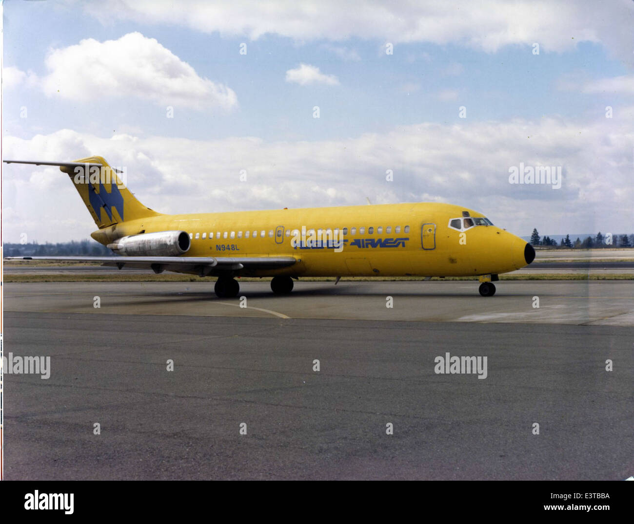 Cette image montre le Douglas DC-9-10, immatriculé N948L, exploité par Hughes Airwest au milieu des années 1970 Le DC-9-10 était un avion de ligne à courte et moyenne portée qui est devenu un acteur clé dans le développement de l'aviation commerciale dans les années 1960 et 1970 Banque D'Images