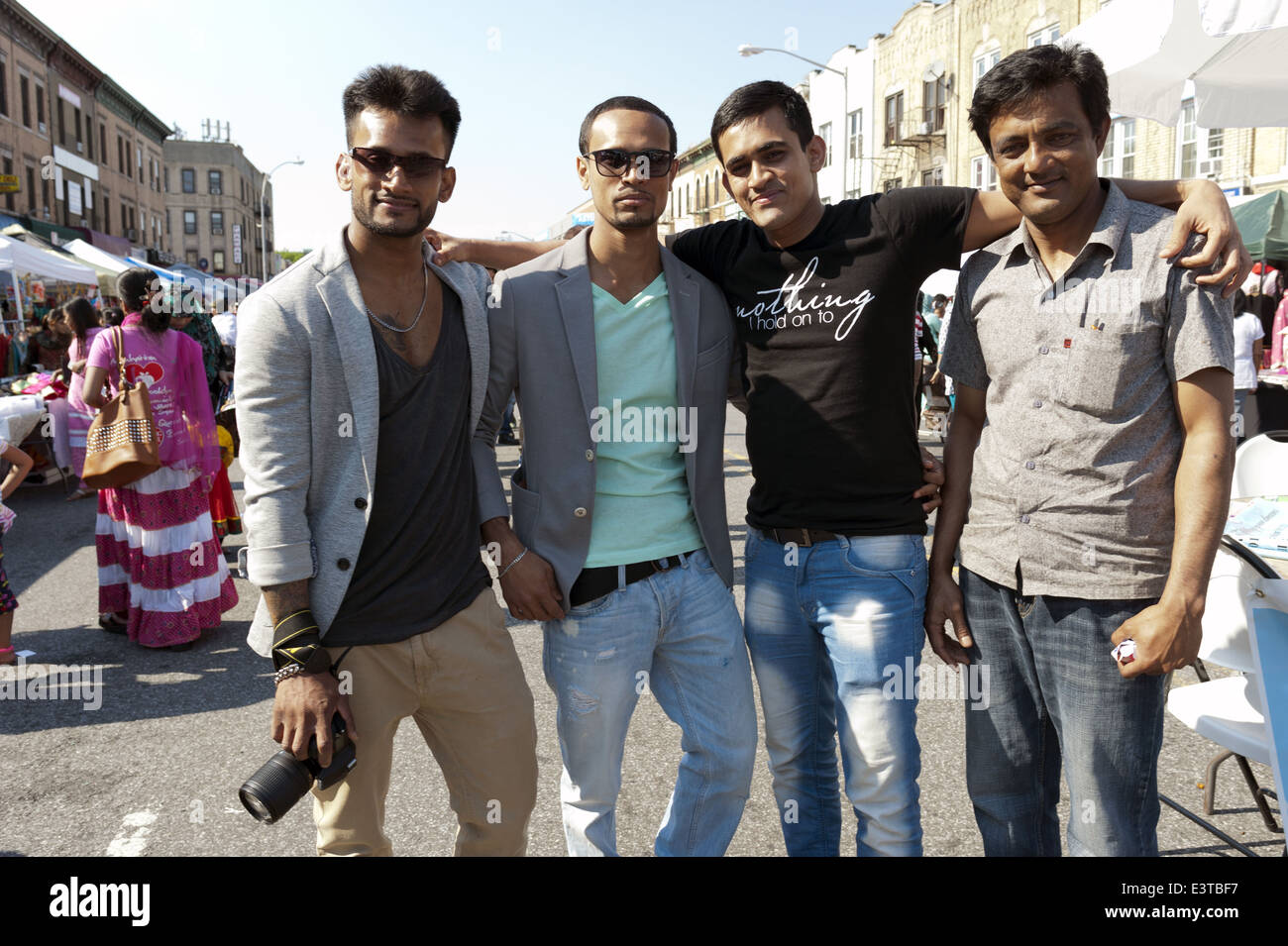 Les amis posent pour une photo dans la rue juste en 'Little Bangladesh' dans la section de Kensington Brooklyn, NY, 2014. Banque D'Images