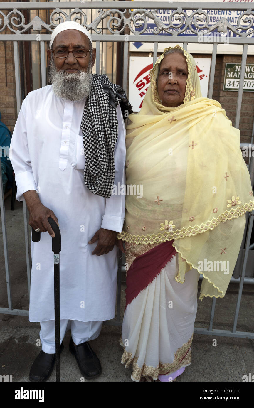 Couple de personnes âgées dans la rue juste en 'Little Bangladesh' dans la section de Kensington Brooklyn, NY, 2014. Banque D'Images