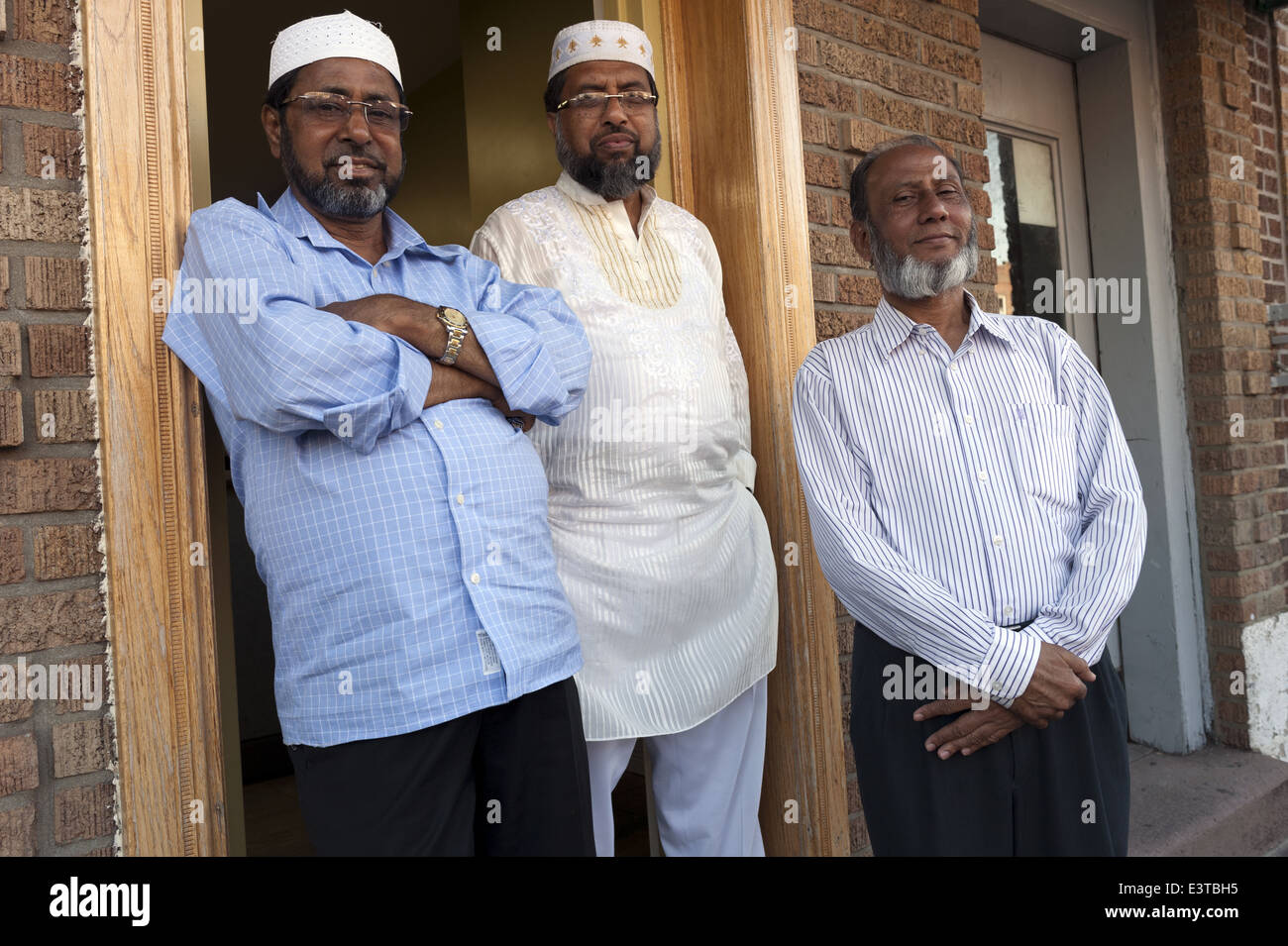 Les amis de poser pour photo foire de rue dans 'Little Bangladesh' dans la section de Kensington ; Brooklyn NY ; 2014. Banque D'Images
