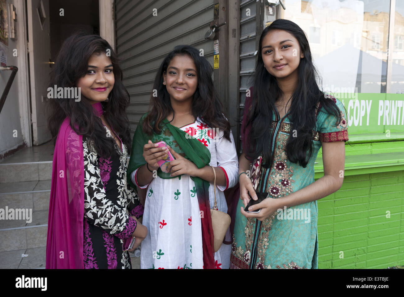 Les adolescents posent pour une photo dans la rue juste en 'Little Bangladesh' dans la section de Kensington Brooklyn, NY, 2014. Banque D'Images