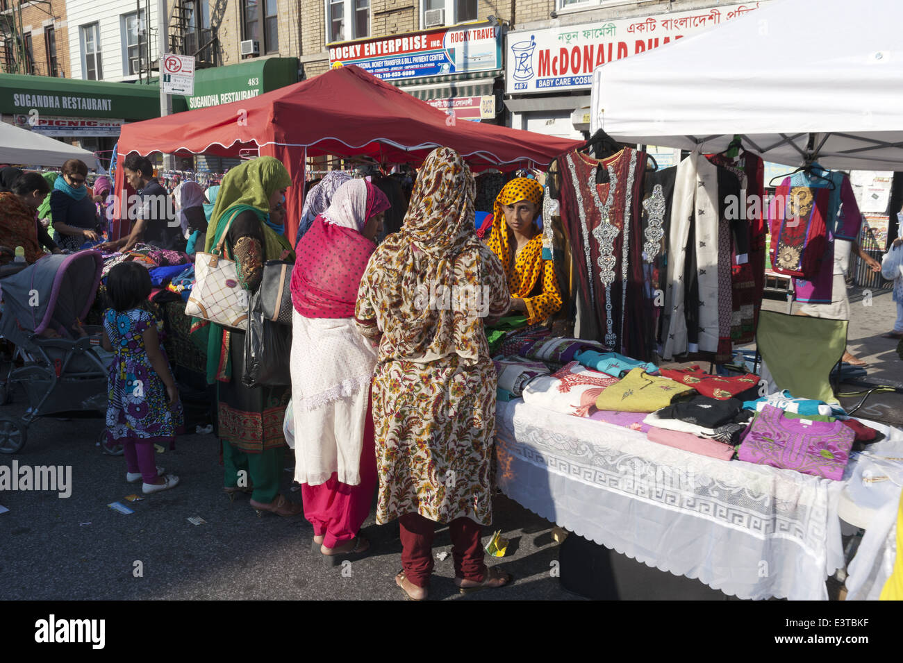 Foire de rue à Shoppers dans 'Little Bangladesh' dans la section de Kensington Brooklyn, NY, 2014. Banque D'Images
